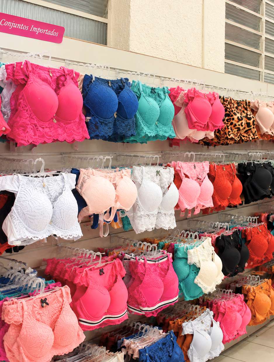 Prateleiras organizadas da Capital da Lingerie